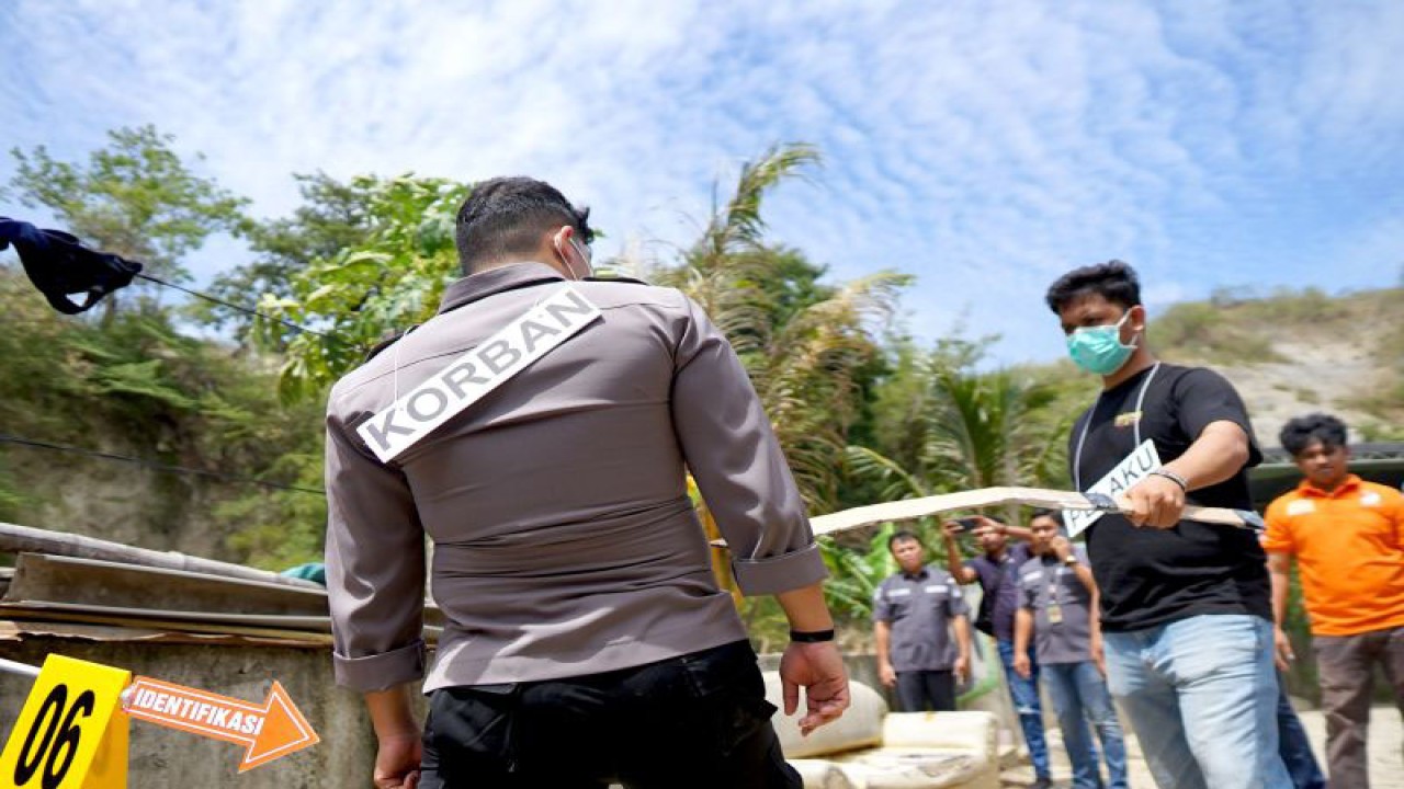 Polisi memperagakan adegan pada rekonstruksi penyerangan anggota Polri yang sedang bertugas di Kota Gorontalo, Gorontalo, Kamis (14/9/2023). ANTARA/Adiwinata Solihin