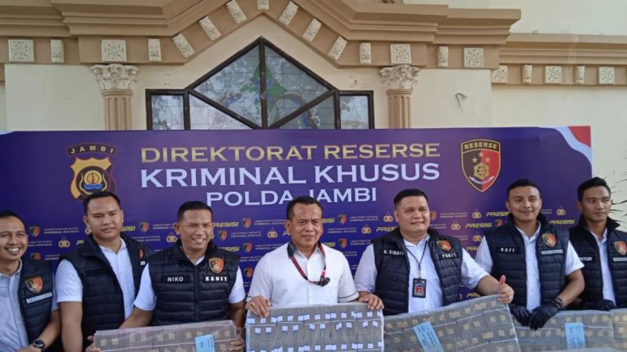 Polisi saat memberikan keterangan pers terkait penetapan lima tersangka kasus korupsi Pelindo di Jambi, Jumat (15/9/2023) (ANTARA/Tuyani)