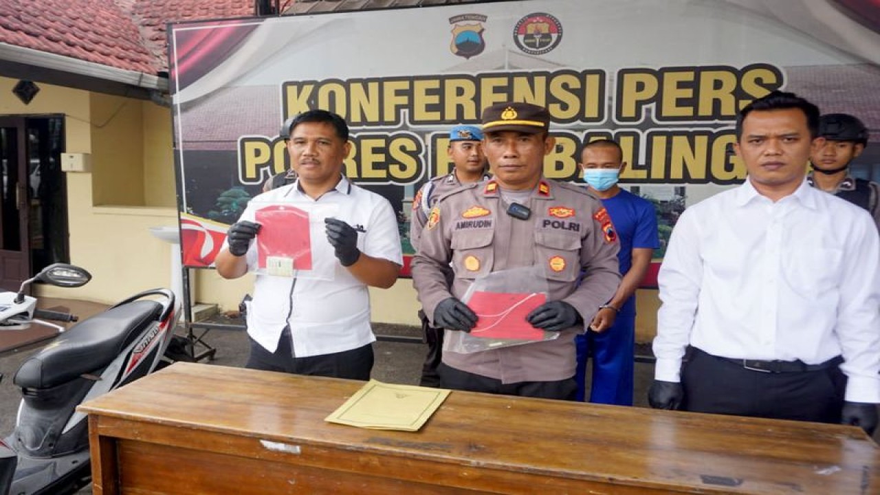 Dari kiri ke kanan: Plt Kasi Humas Polres Purbalingga Iptu Imam Saefudin, Kapolsek Karangmoncol Iptu Amirudin, dan Kanit Reskrim Polsek Karangmoncol Bripka Feri saat konferensi pers di Mapolres Purbalingga, Jumat (15/9/2023). ANTARA/HO-Polres Purbalingga.