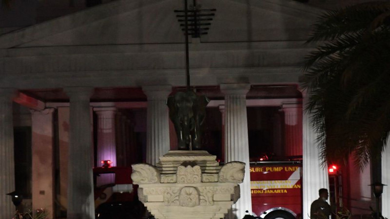 Polisi berjaga saat petugas pemadam kebakaran berupaya memadamkan api ketika terjadi kebakaran di Museum Nasional di Jakarta, Sabtu (16/9/2023). ANTARA FOTO/ Fakhri Hermansyah/hp.
