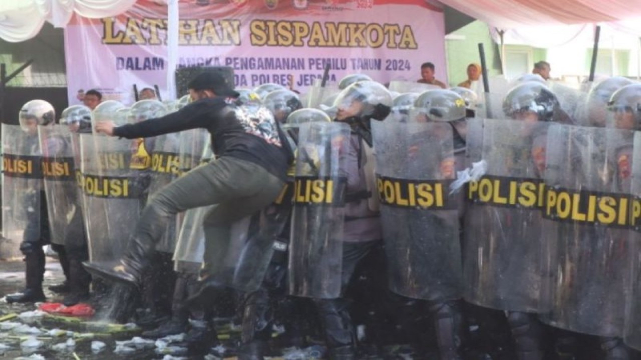 Polisi membuat barikade untuk menghalau pengunjuk rasa dalam latihan dan simulasi sistem pengamanan kota (Sispamkota) menjelang Pemilihan Umum (Pemilu) 2024. Sispamkota digelar di Jalan Yos Sudarso, tepatnya di depan Kantor Komisi Pemilihan Umum (KPU) Jepara, Senin (25/9/2023). (ANTARA/HO-Polisi Jepara.)