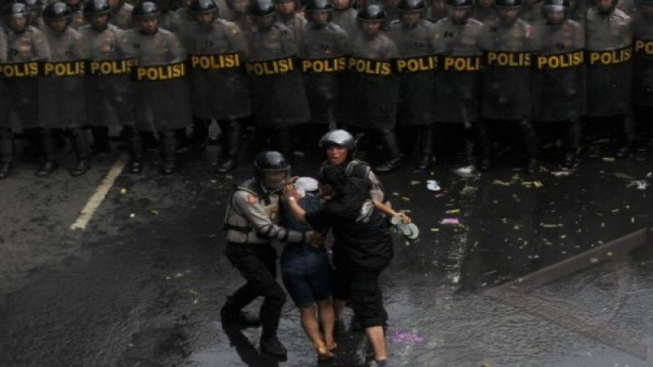 Ilustrasi - Polisi mengamankan seorang pengunjuk rasa saat simulasi pengamanan jelang Pemilu 2014. (ANTARA FOTO/Zabur Karuru/Spt/14)