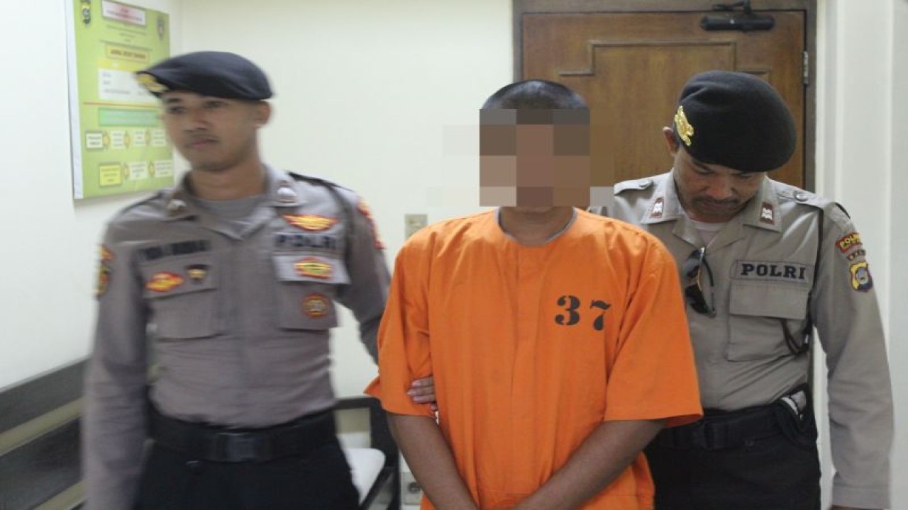 Personel Kepolisian Resor Kawasan Bandara I Gusti Ngurah Rai menunjukkan tersangka berinisial W yang kedapatan memiliki sabu-sabu. ANTARA/HO-Humas Polres Bandara I Gusti Ngurah Rai