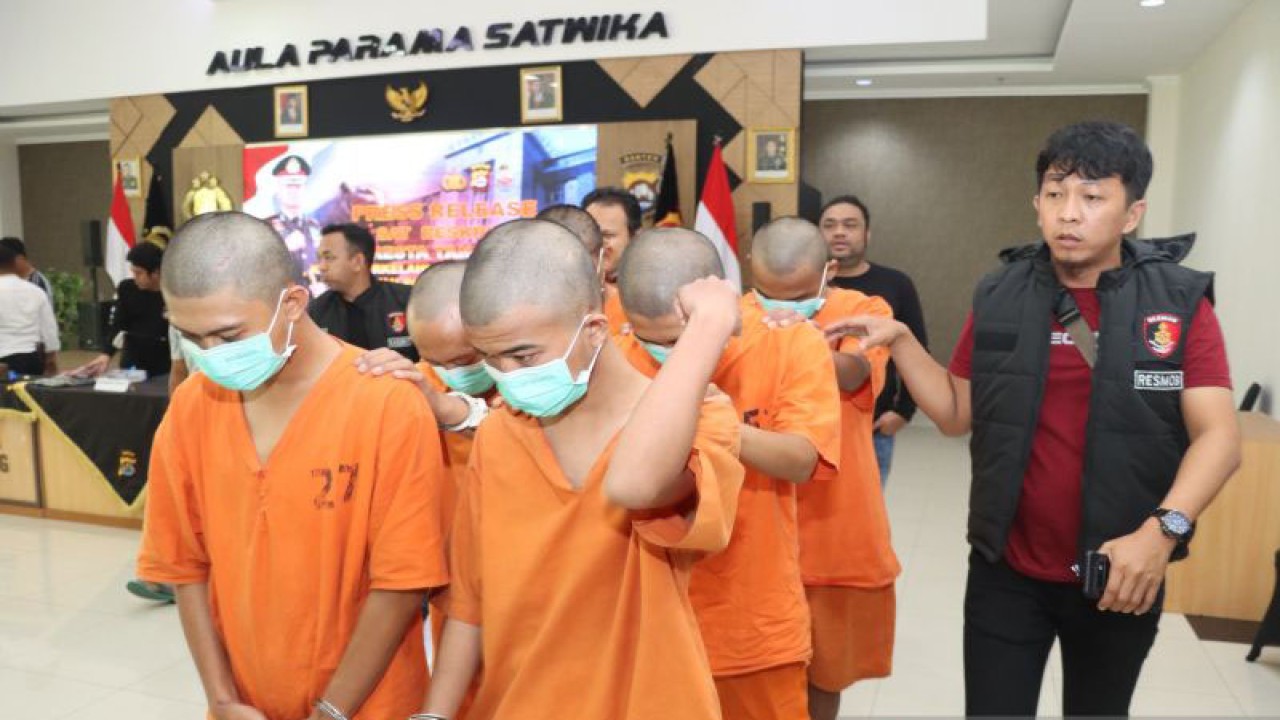 Ilustrasi - Polisi menangkap 13 orang remaja pelaku aksi tawuran di Kabupaten Tangerang. (ANTARA/Azmi Samsul Maarif)