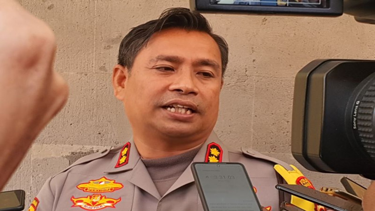 Kapolres Gianyar AKBP Ketut Widiada memberikan keterangan perkembangan kasus tewasnya lima karyawan akibat tali lift Ayu Terra Tesort terputus di Denpasar, Bali, Jumat (8/9/2023). ANTARA/Rolandus Nampu