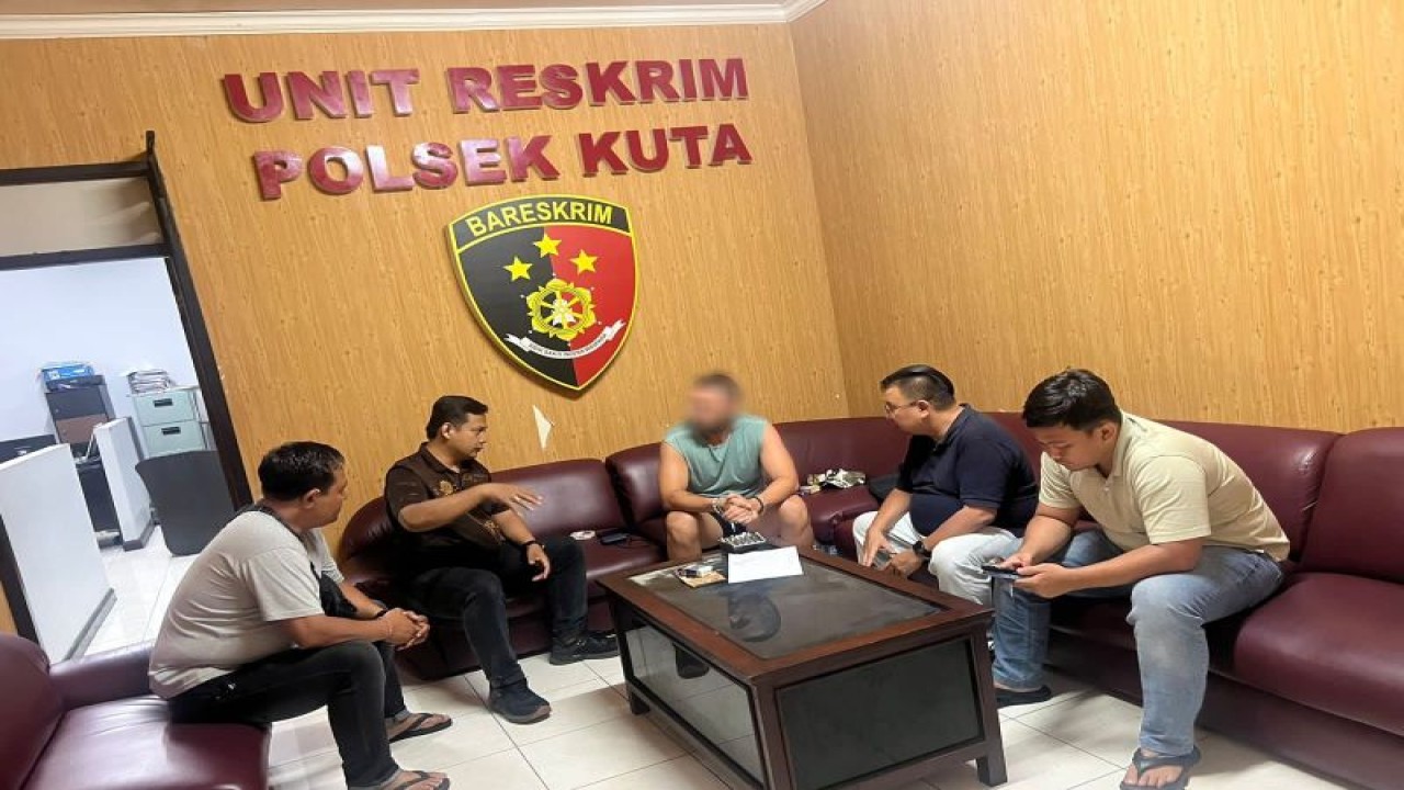 WNA Italia pelaku tindak asusila di depan rumah warga Bali saat diamankan polisi di Denpasar, Senin (18/9/2023). ANTARA/Ho-Polresta Denpasar