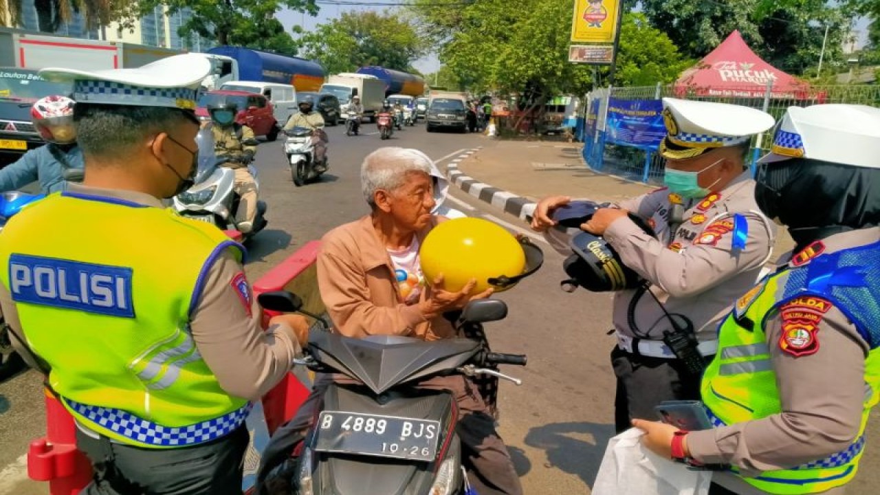 Polisi membagikan helm gratis bagi pengendara di Lampu Merah Daan Mogot Baru, Kalideres, Jakarta Barat, Senin (25/9/2023). ANTARA/HO-Polres Metro Jakbar