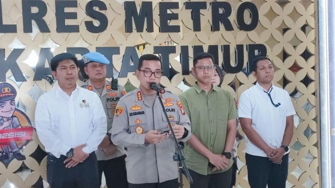 Kapolres Metro Jakarta Timur Kombes Pol Leonardus Simarmata saat memberikan keterangan pers di Mapolres Metro Jaktim, Rabu (27/9/2023). ANTARA/Syaiful Hakim