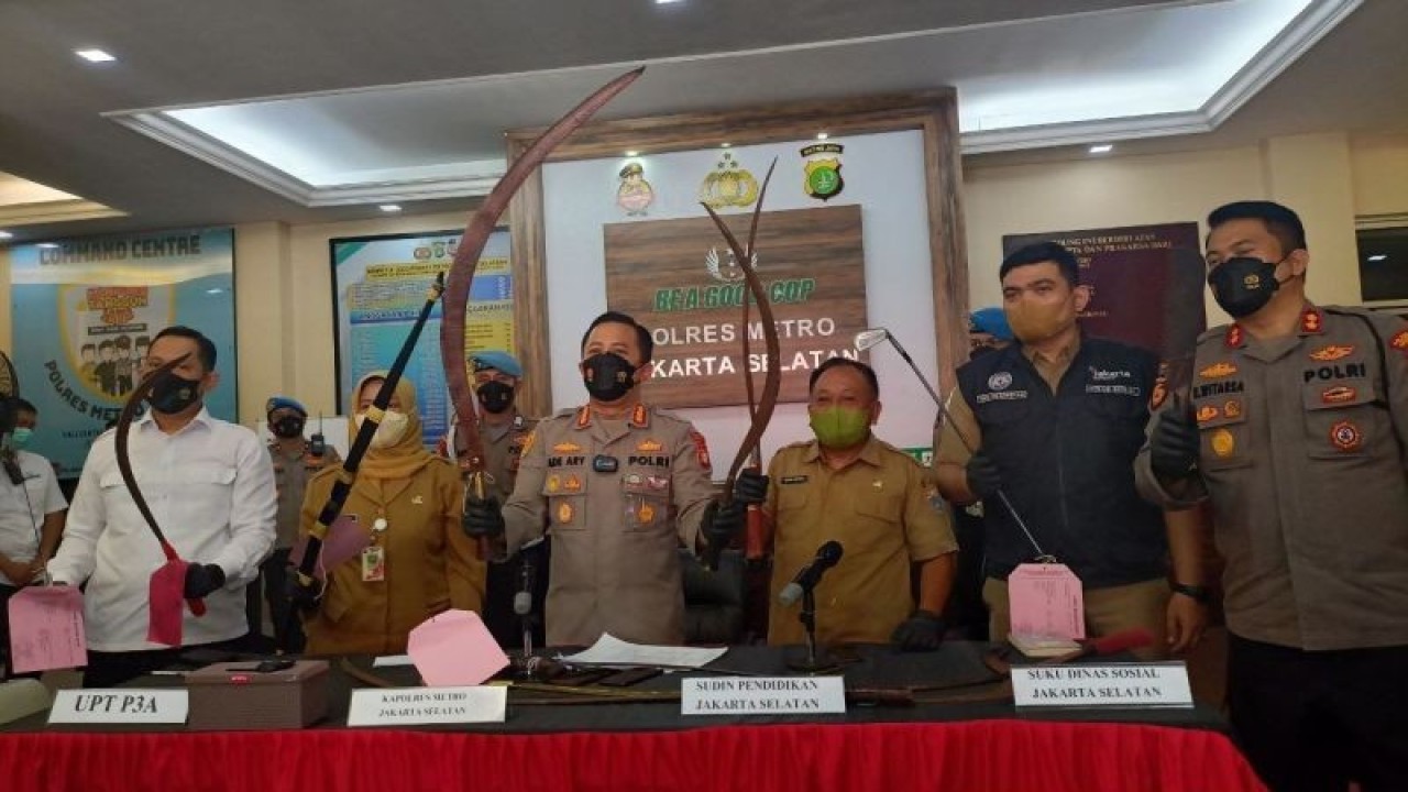 Kapolres Jakarta Selatan Kombes Ade Ary Syam Indradi (tiga dari kiri) menunjukkan celurit, barang bukti yang hendak digunakan tawuran, saat konferensi pers di Jakarta, Senin (11/9/2023) (ANTARA/Suci Nurhaliza)