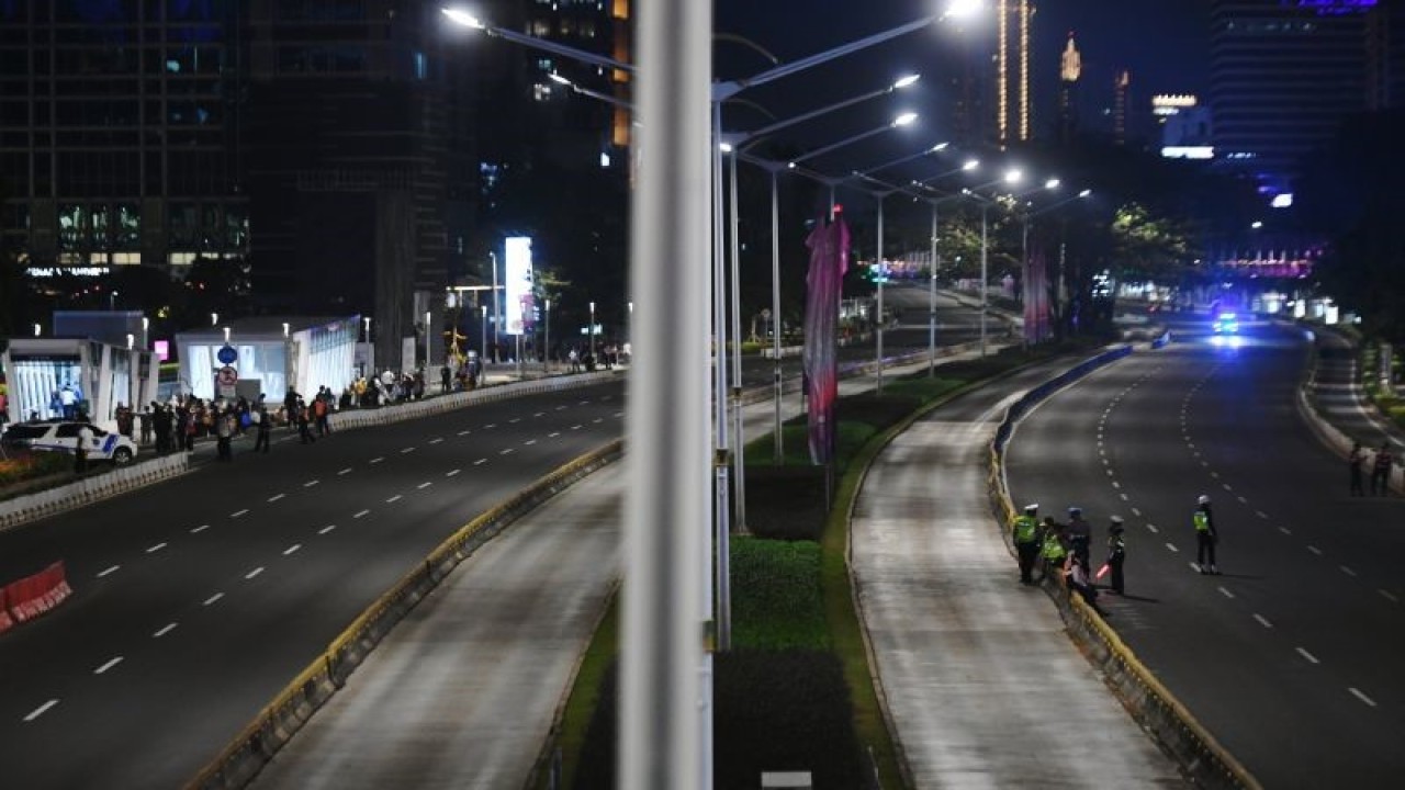 Petugas berjaga di Jalan Jenderal Sudirman saat penutupan jalan di kawasan Senayan, Jakarta, Rabu (6/9/2023). Penutupan jalan di daerah tersebut dalam rangka melancarkan kegiatan gala dinner KTT ASEAN yang dihadiri kepala negara dan delegasi KTT ASEAN ke-43. ANTARA FOTO/Hafidz Mubarak A/YU