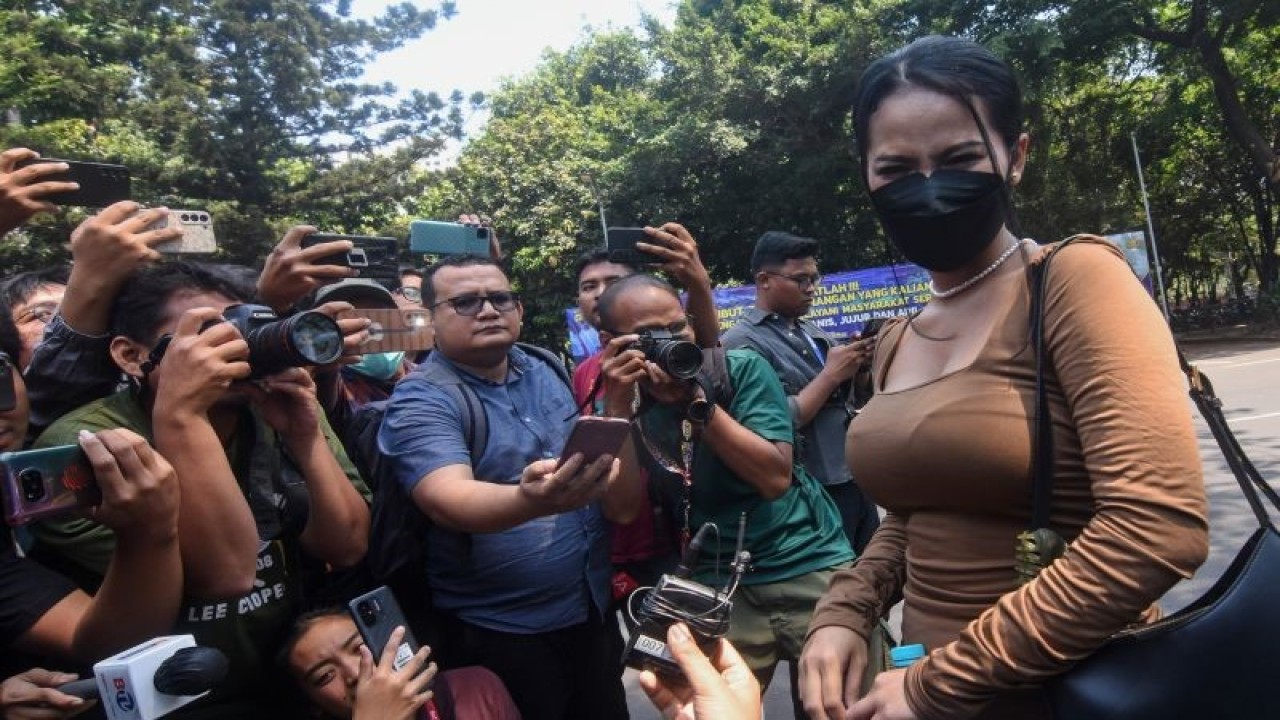 Pemeran film dewasa Fransisca Candra Novitasari atau Siskaeee (kanan) menjawab pertanyaan wartawan sebelum menjalani pemeriksaan di Direktorat Reserse Kriminal Khusus Polda Metro Jaya, Jakarta, Senin (25/9/2023). ANTARA FOTO/Indrianto Eko Suwarso/Spt.