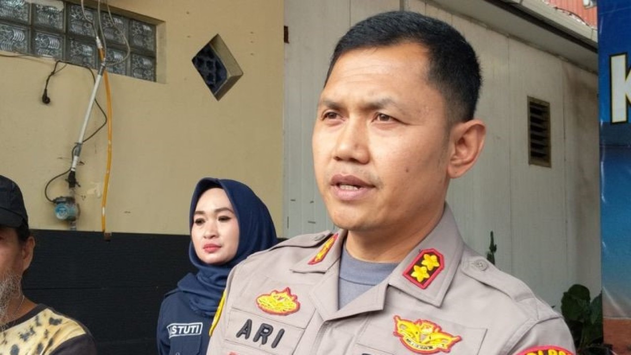Kapolres Sukabumi Kota AKBP Ari Setyawan Wibowo saat memberikan keterangan pers terkait kasus tawuran antar-pelajar di Kabupaten Sukabumi, Jabar yang menewaskan seorang pelajar dari salah satu SMK swasta di Kota Sukabumi pada Rabu, (9/8). Antara/Aditya Rohman
