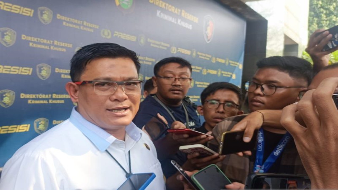 Dirreskrimsus PMJ Kombes Pol Ade Safri Simanjuntak memberikan keterangan kepada media di Jakarta, Senin (11/9/2023). (ANTARA/ Ilham Kausar)