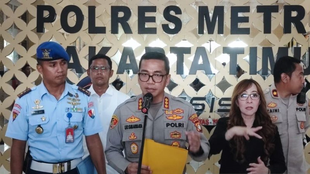 Kapolres Metro Jakarta Timur Kombes Pol Leonardus Simarmata didampingi Komandan Satuan Polisi Militer (Satpom) Lanud Halim Perdanakusuma Letkol Pom Made Oka Darmayasa saat memberikan keterangan pers di Mapolres Metro Jaktim, Selasa (26/9/2023). ANTARA/Syaiful Hakim