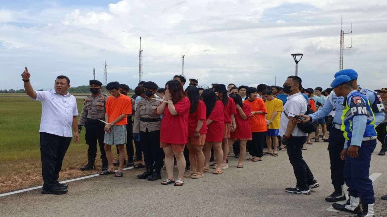 Dirkrimus Polda Kepri Kombes Pol. Nasriadi (kemeja putih) memberi arahan kepada petugas untuk membawa tersangka ke atas pesawat, Rabu (20/9). (ANTARA/Yude)