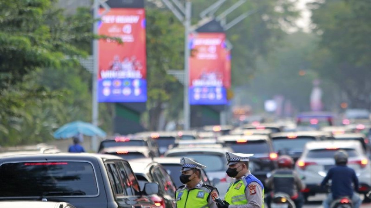 Petugas kepolisian bersiaga di kawasan sekitar Gelora Bung Karno jelang pelaksanaan Konferensi Tingkat Tinggi (KTT) ke-43 ASEAN di Jakarta, Minggu (3/9/2023). ANTARA FOTO/Media Center KTT ASEAN 2023/Dwi Prasetya/foc