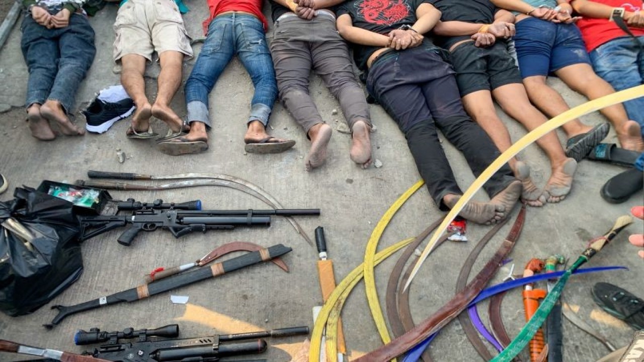 Sejumlah barang bukti serta pelaku kejahatan diamankan pihak kepolisian saat operasi penggerebekan di Kampung Bahari, Tanjung Priok, Jakarta Utara, Selasa (26/9/2023). (ANTARA/Fauzan)