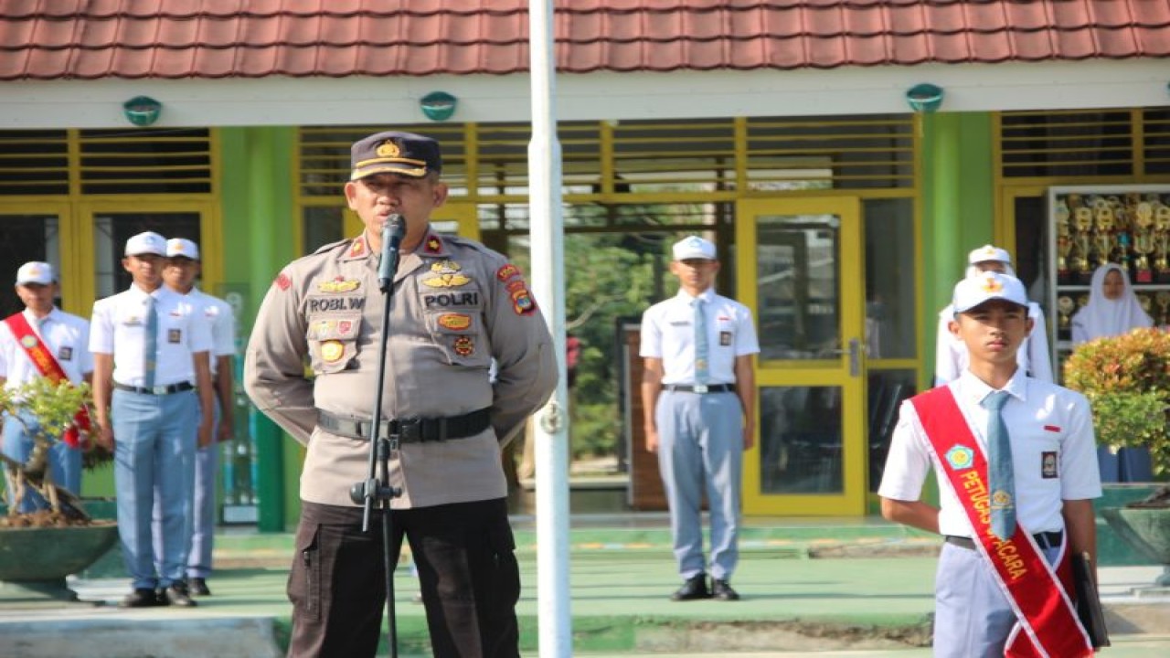 Suasana saat Wakapolres Lampung Barat Kompol Robi b Wicaksono, melakukan edukasi kepada pelajar tentang bahaya narkoba di Lampung Barat, Selasa (26/9/2023). (FOTO ANTARA/HO-Humas Polres Lampung Barat)
