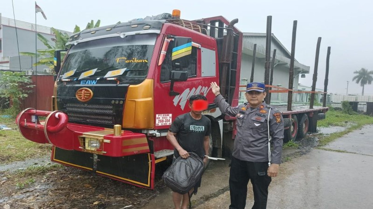 Polsek Tualang mengamankan sopir truk yang menabrak ibu dan anak hingga tewas di Kecamatan Tualang, Kabupaten Siak, Provinsi Riau. (ANTARA/HO-Polres Siak)