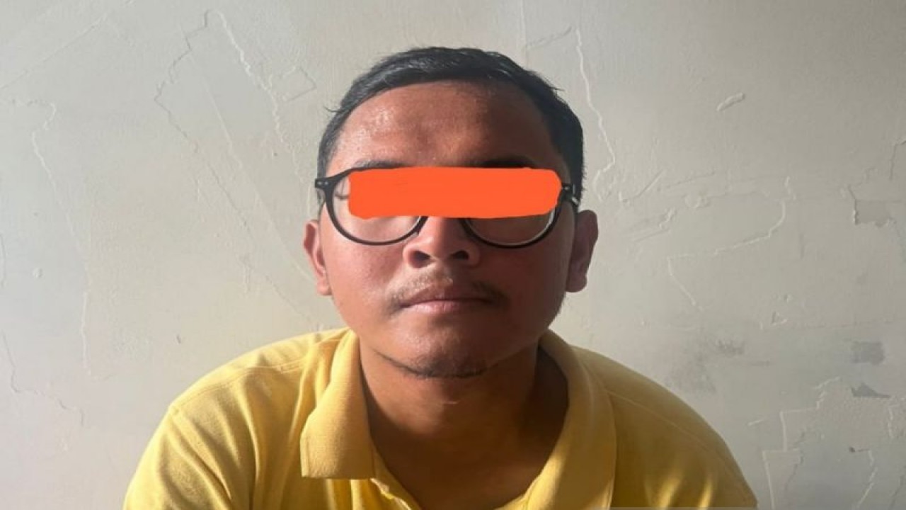YRB (23) yang ditangkap Polda Metro Jaya karena menghasut dan menjadi provokator agar massa melakukan kekerasan dalam aksi "Bela Rempang" di Patung Kuda, Monas, Jakarta Pusat, pada Rabu (20/9).
