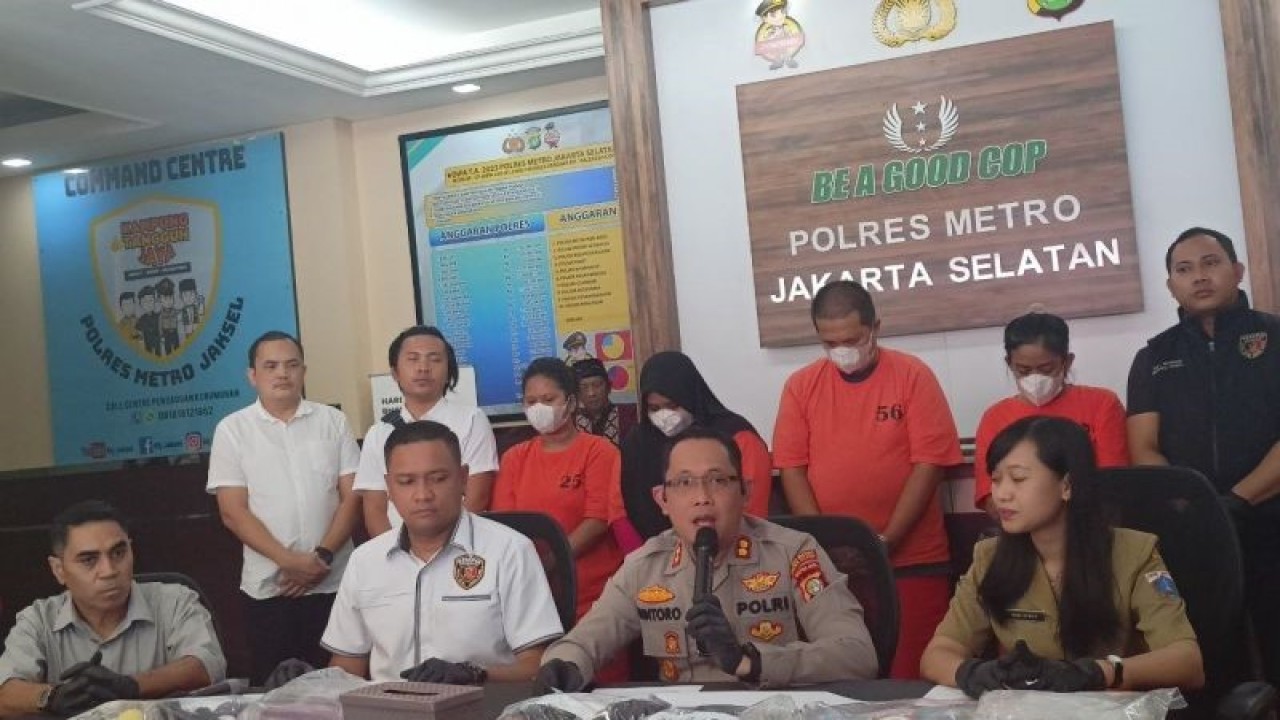 Kasat Reskrim Polres Jakarta Selatan AKBP Bintoro (barisan depan, dua dari kanan) saat memberikan keterangan pers tentang penangkapan penyelenggara pesta seks di kawasan Semanggi, Selasa (12/9/2023) (ANTARA/Suci Nurhaliza)