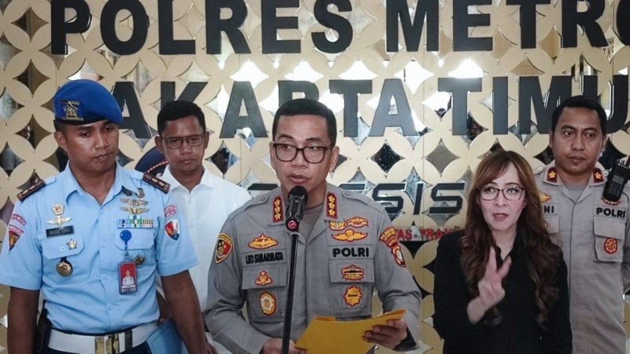 Kapolres Metro Jakarta Timur Kombes Pol Leonardus Simarmata didampingi Komandan Satuan Polisi Militer (Satpom) Lanud Halim Perdanakusuma Letkol Pom Made Oka Darmayasa saat jumpa pers di Mapolres Metro Jaktim, Selasa (26/8/2023). ANTARA/Syaiful Hakim