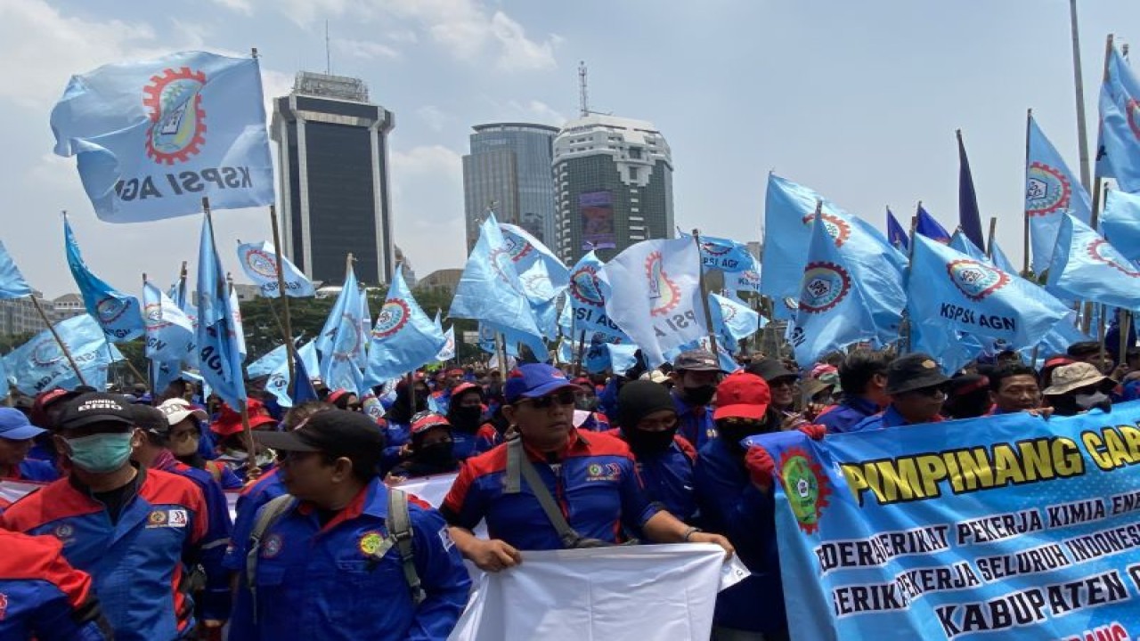 Ribuan buruh yang tergabung dalam Konfederasi Serikat Pekerja Buruh Seluruh Indonesia (KSPSI) menyampaikan aspirasinya kepada pemerintah di sekitar Patung Kuda Arjuna Wiwaha di Jakarta, Kamis (14/9/2023) (ANTARA/Hreeloita Dharma Shanti)