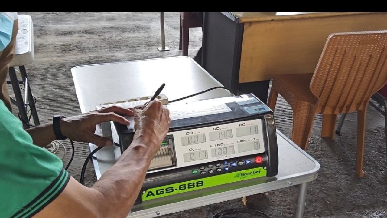 Petugas uji emisi dari Suku Dinas Lingkungan Hidup Jakarta Utara mencatatkan kadar konsentrasi emisi gas dalam knalpot kendaraan yang terpantau dalam layar monitor AGS-688 Gas Analyzer saat razia di Jalan RE Martadinata, Jakarta Utara, Selasa (5/9/2023). ANTARA/Abdu Faisal