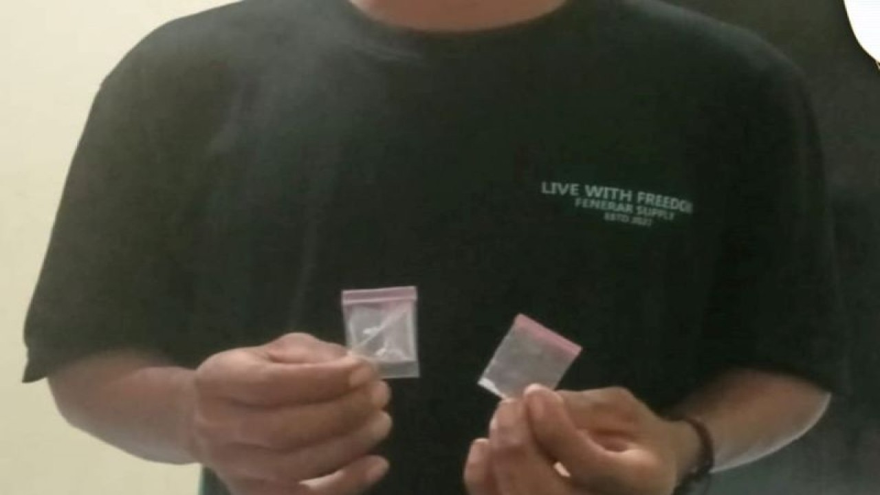 Salah seorang pelaku menunjuk narkoba yang dimiliki saat ditangkap aparat Kepolisian dari Polres Manggarai Barat Provinsi Nusa Tenggara Timur, Jumat (1/9/2023). (ANTARA/HO-Humas Polres Manggarai Barat)