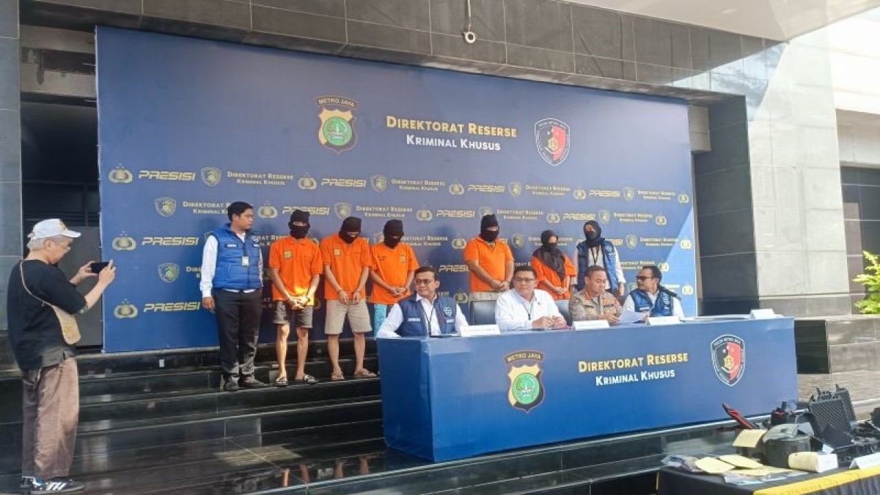 Dirreskrimsus Polda Metro Jaya Kombes Pol Ade Safri Simanjuntak (kedua dari kiri) saat konferensi pers di Jakarta, Senin (11/9/2023). ANTARA/Ilham Kausar