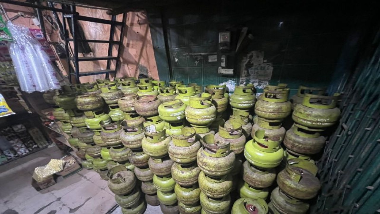 Sejumlah barang bukti tabung gas elpiji subsidi tiga kilogram yang akan dioplos ke tabung gas nonsubsidi yang diamankan oleh pihak Ditreskrimsus Polda Metro Jaya di Kabupaten Tangerang, Senin (4/9/2023). ANTARA/HO-Ditreskrimsus Polda Metro Jaya