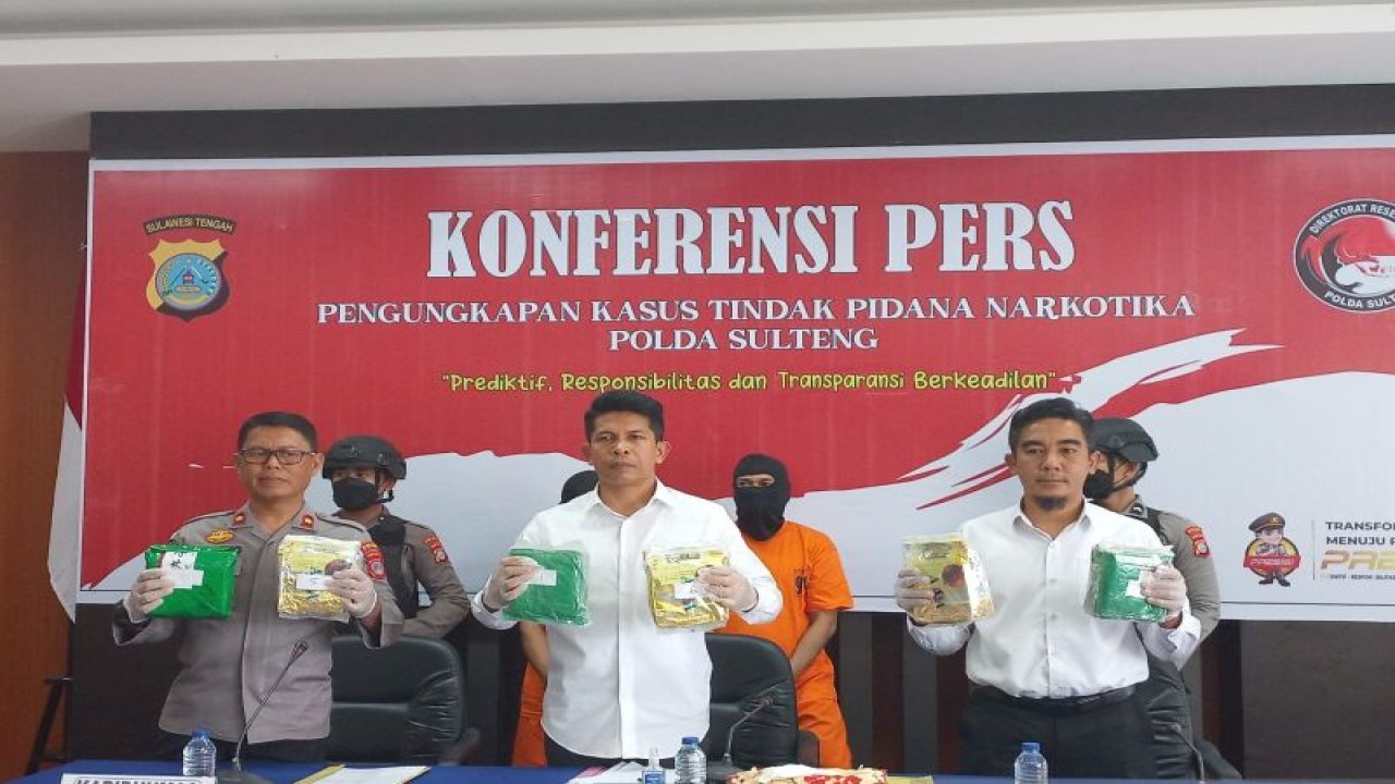 Polisi memperlihatkan barang bukti narkoba jenis sabu dibungkus dalam plastik yang berhasil diungkap oleh Polda Sulawesi Tengah dalam konferensi pers di Palu, Senin (18/9/2023). ANTARA/Kristina Natalia