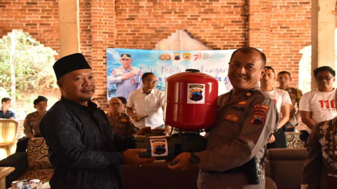 Polres Wonosobo bantu pompa air untuk Pondok Pesantren Sunan Kalijaga di Dusun Jembengan, Desa Trimulyo, Wadaslintang, Kabupaten Wonosobo, Jumat (8/9/23). ANTARA/HO - Polres Wonosobo