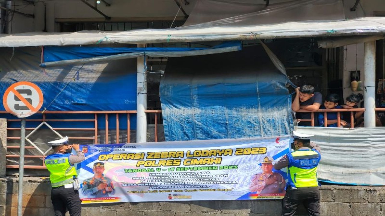 Dokumen - Personel Satlantas Polres Cimahi memberikan sosialisasi kepada masyarakat untuk patuh terhadap Operasi Zebra Lodaya 2023 di Kota Cimahi, Jawa Barat, Selasa (12/9/2023). (ANTARA/HO-Humas Polres Cimahi) (ANTARA/HO-Humas Polres Cimahi)