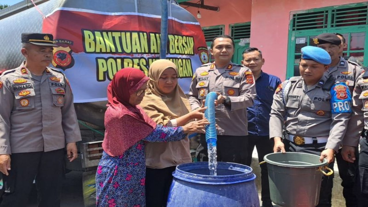 Polres Kuningan mendistribusikan 10 ribu liter air bersih bantu warga terdampak kekeringan di Kuningan, Jawa Barat. ANTARA/HO-Polres Kuningan