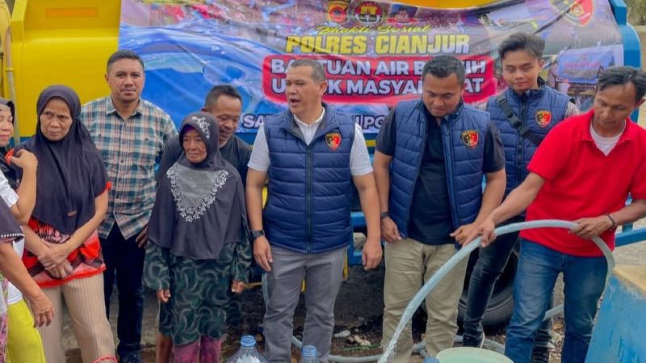 Truk tangki milik Polres Cianjur, Jawa Barat, mendistribusikan air bersih untuk warga terdampak kekeringan di Kecamatan Cilaku, Cianjur, Jumat (22/9/2023).(ANTARA/Ahmad Fikri).