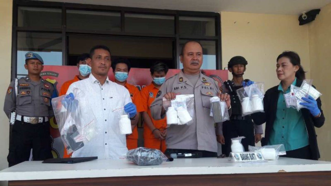 Polisi menunjukkan sejumlah barang bukti dalam konferensi pers di Polres Temanggung, Jawa Tengah, Selasa (26/9/23). ANTARA/Heru Suyitno