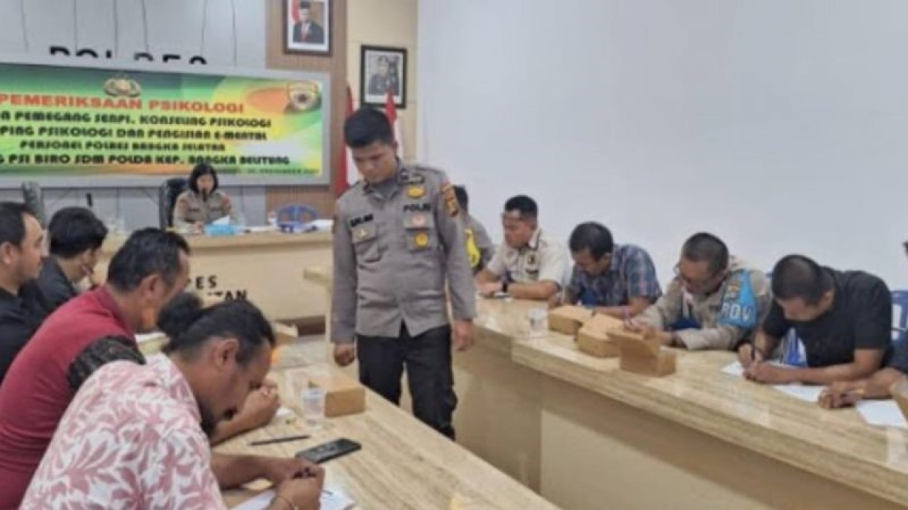 Sebanyak 51 personel Polres Bangka Selatan mengikuti tes psikologi/kejiwaan sebagai syarat untuk menggunakan senjata api, Kamis (21/9) (ANTARA/Ahmadi)