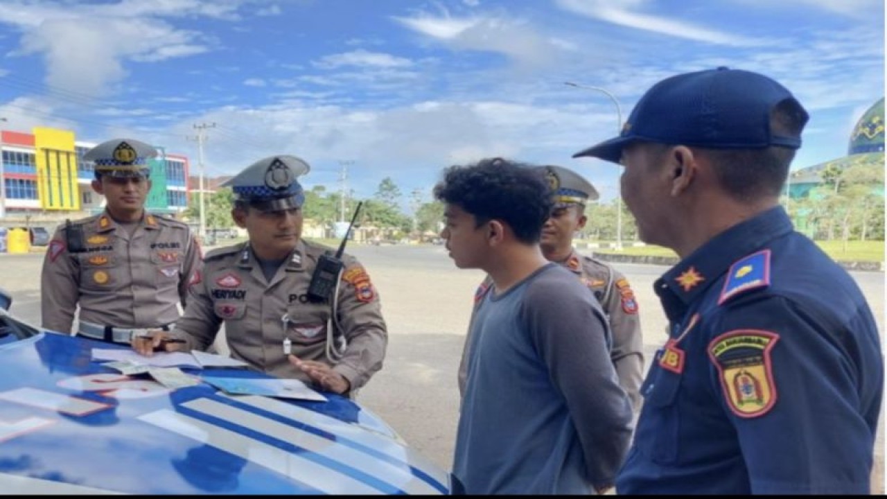 Kepala Satuan Lalu Lintas Polres Banjarbaru AKP GM Angga Satrya Wibawa (paling kiri) mendampingi personel Satlantas saat memberikan penindakan terhadap pelanggar lalu lintas pada operasi yang dilakukan beberapa waktu lalu. (ANTARA/HO-Humas Polres Banjarbaru)