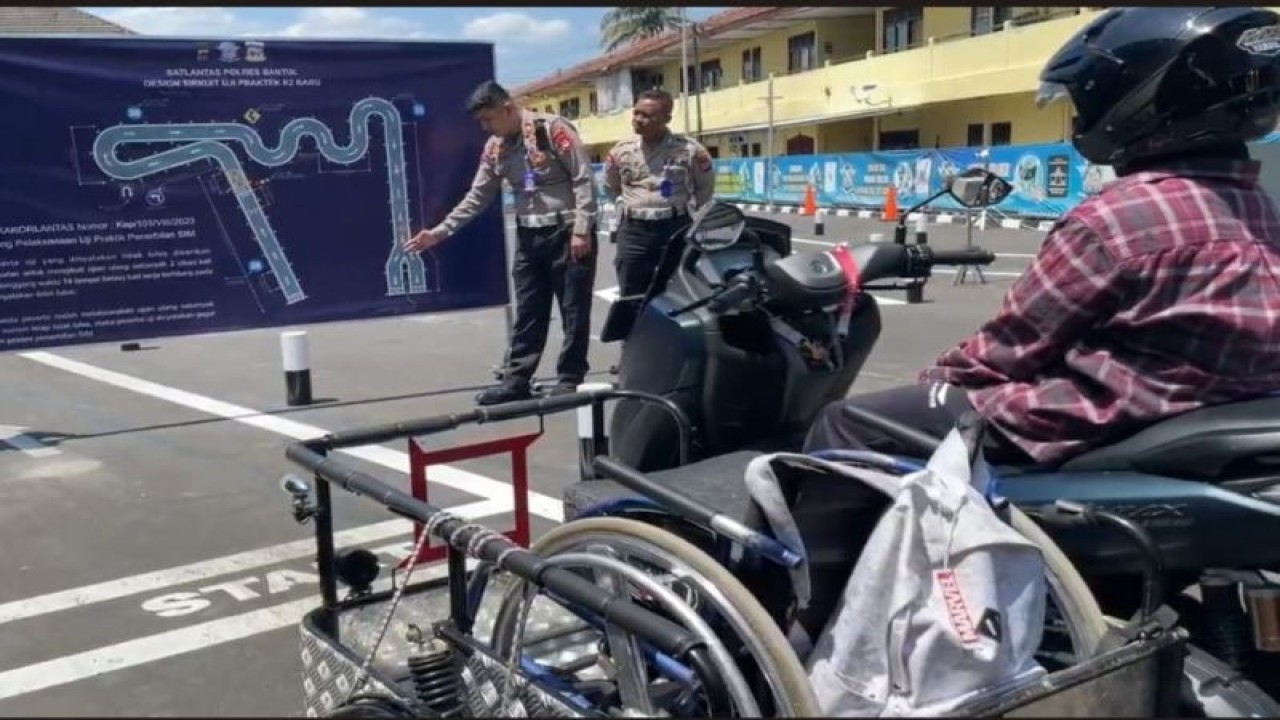 Pelayanan pembuatan SIM D bagi penyandang disabilitas di Satlantas Polres Bantul, Daerah Istimewa Yogyakarta. Kamis (21/9/2023) (ANTARA/HO-Humas Polres Bantul)