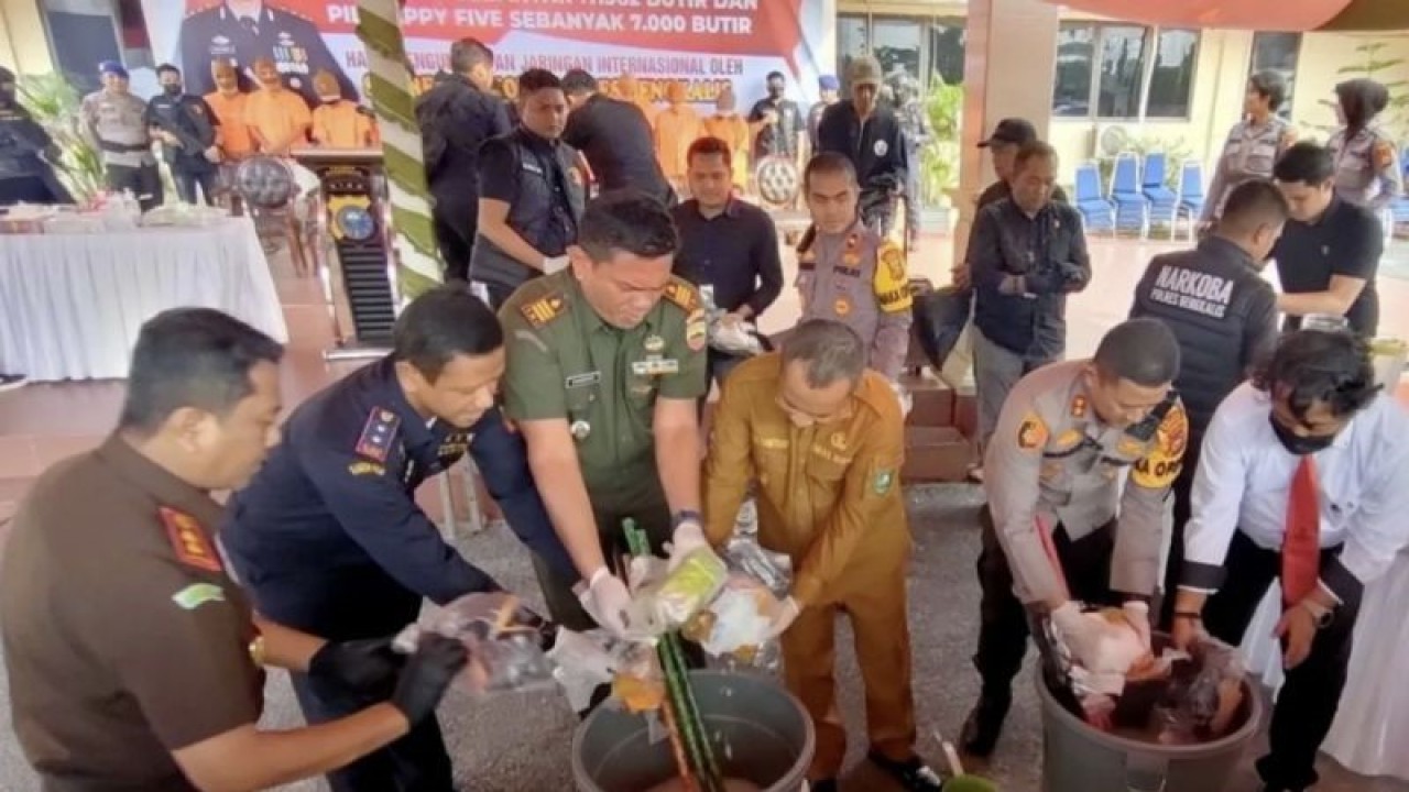 Kapolres Bengkalis AKBP Setyo Bimo Anggoro didampingi Wakil Bupati Bengkalis Bagus Santoso dan Kajari Bengkalis Zainur Arifin Syah, Waka Polres Bengkalis Kompol Farris Nursanjaya, Kepala BC Bengkalis Agoes Widodo, Kasat Resnarkoba AKP Tony Armando melakukan pemusnahan barang bukti penangkapan 37,8 kg sabu-sabu dan ribuan pil ekstasi hasil pengungkapan dari empat perkara dengan 1 1teesangka di halaman Mapolres Bengkalis, Senin (4/9). (ANTARA/Alfisnardo)