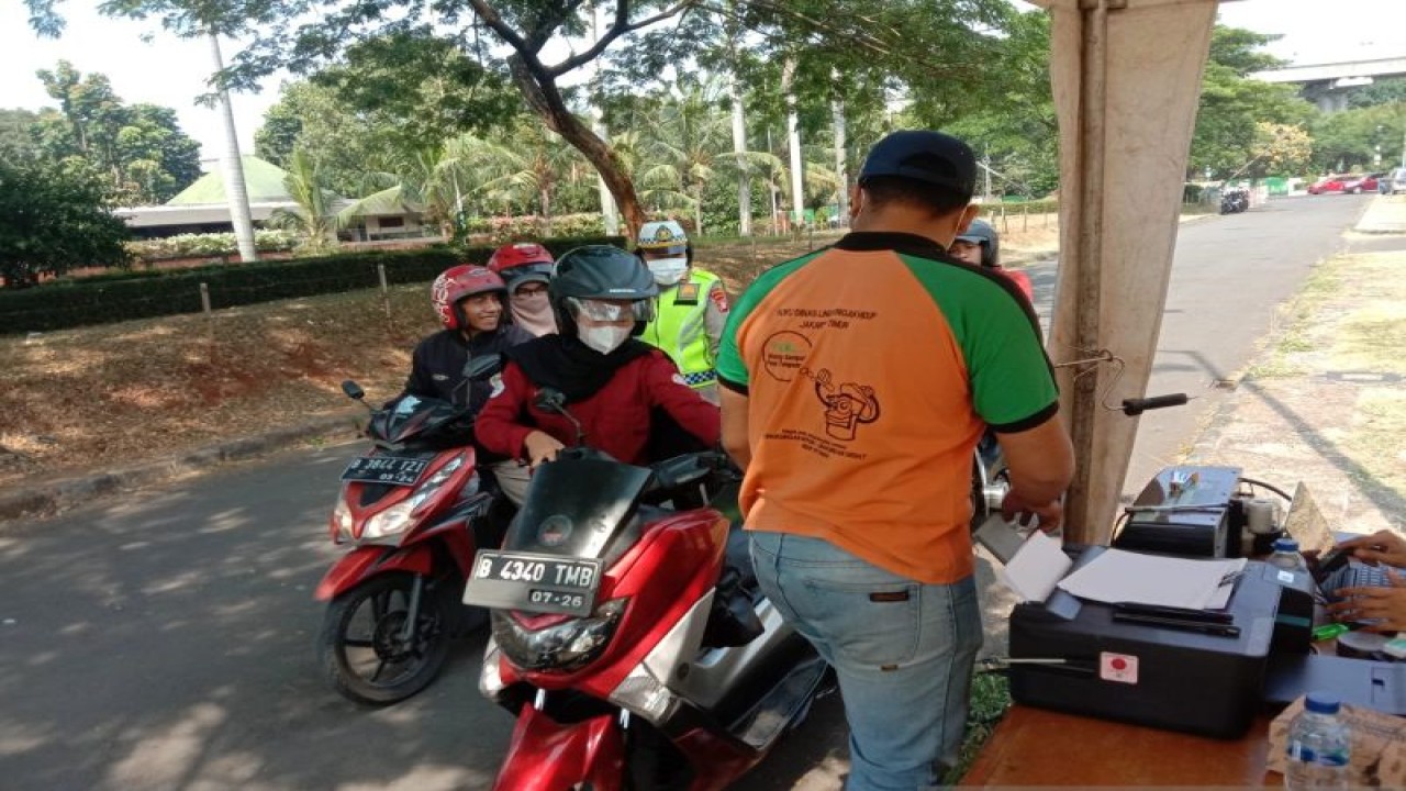 Sejumlah pengendara sepeda motor tengah mengantre untuk mengikuti uji emisi gas buang kendaraan di depan Masjid At-Tin, Jalan Taman Mini, Kecamatan Makasar, Jakarta Timur, Kamis (14/9/2023). ANTARA/HO-Polsek Makasar