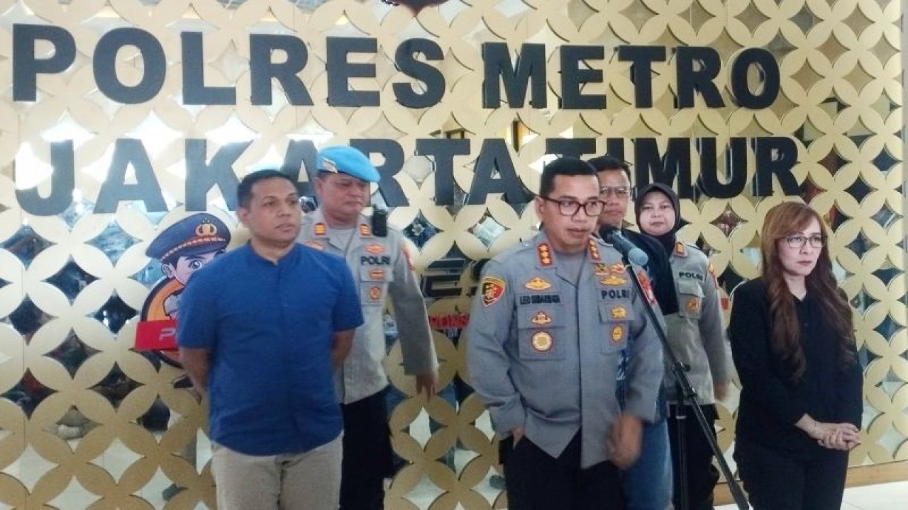 Kapolres Metro Jakarta Timur Kombes Pol Leonardus Simarmata (tengah) saat memberikan keterangan pers di Mapolres Metro Jakarta Timur, Jumat (29/9/2023). ANTARA/Nabil Ihsan.