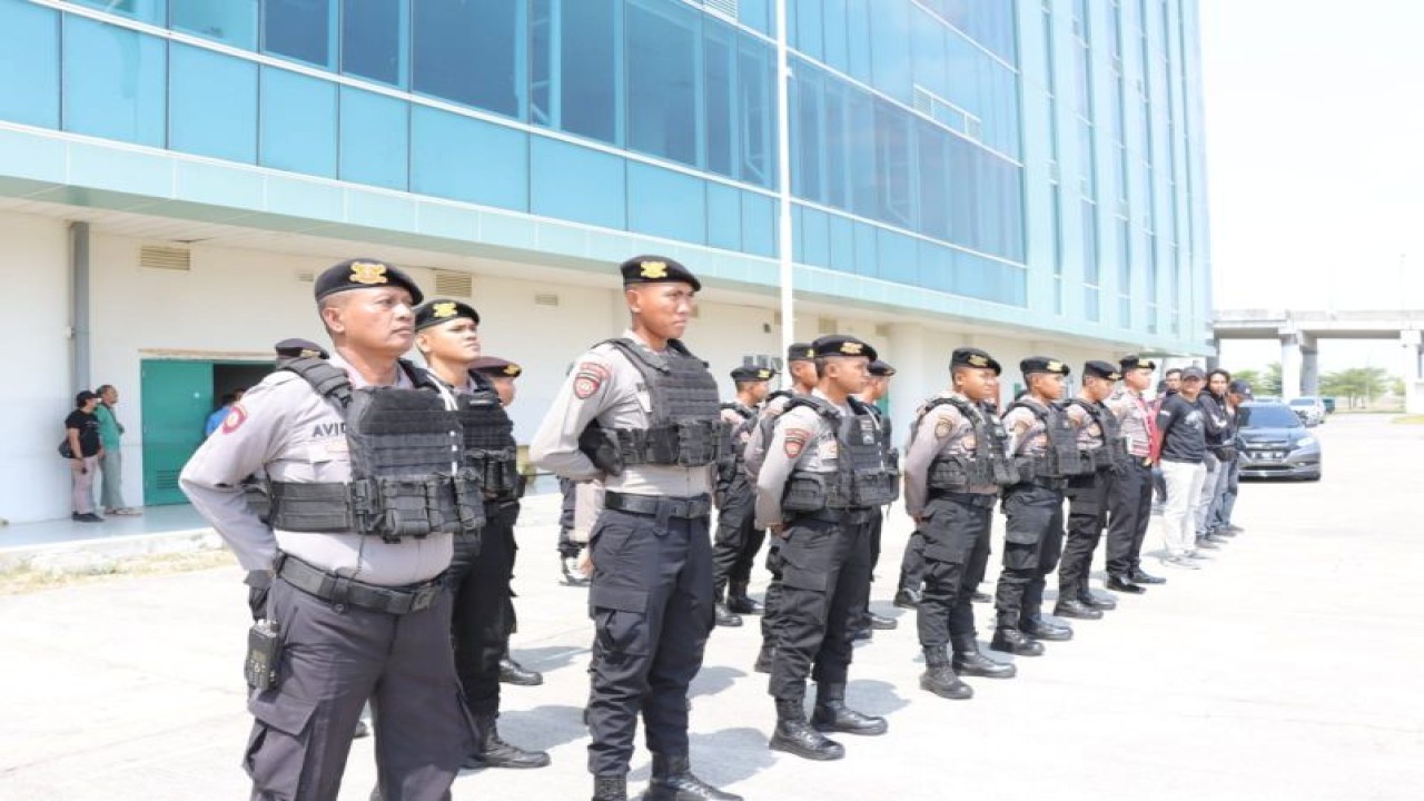 Anggota Polres Majalengka diterjunkan untuk pengamanan pesawat kenegaraan peserta KTT ke-43 ASEAN di Bandara Internasional Jawa Barat Kertajati, Kabupaten Majalengka, Jawa Barat, Rabu (6/9/2023). (ANTARA/HO-Polres Majalengka)