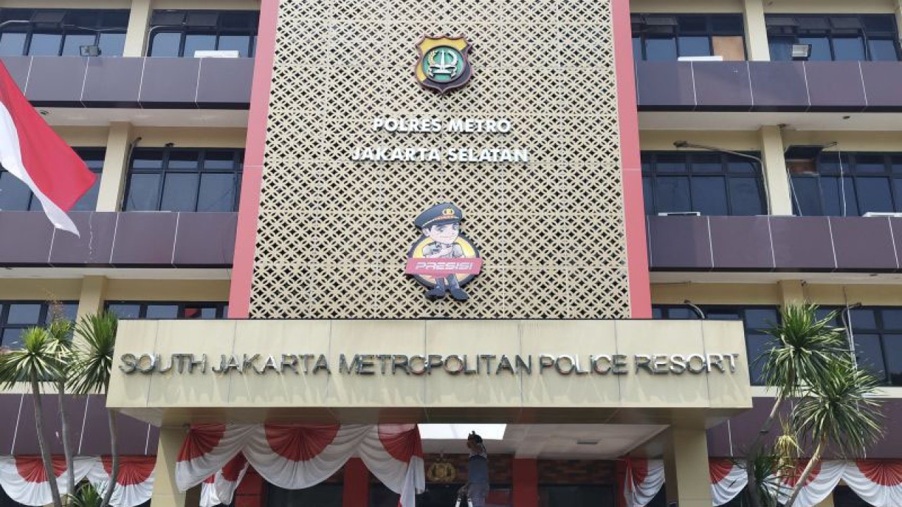 Gedung utama Polres Metro Jakarta Selatan, Jalan Wijaya II, Jakarta Selatan. (ANTARA/Bagus Ahmad Rizaldi)