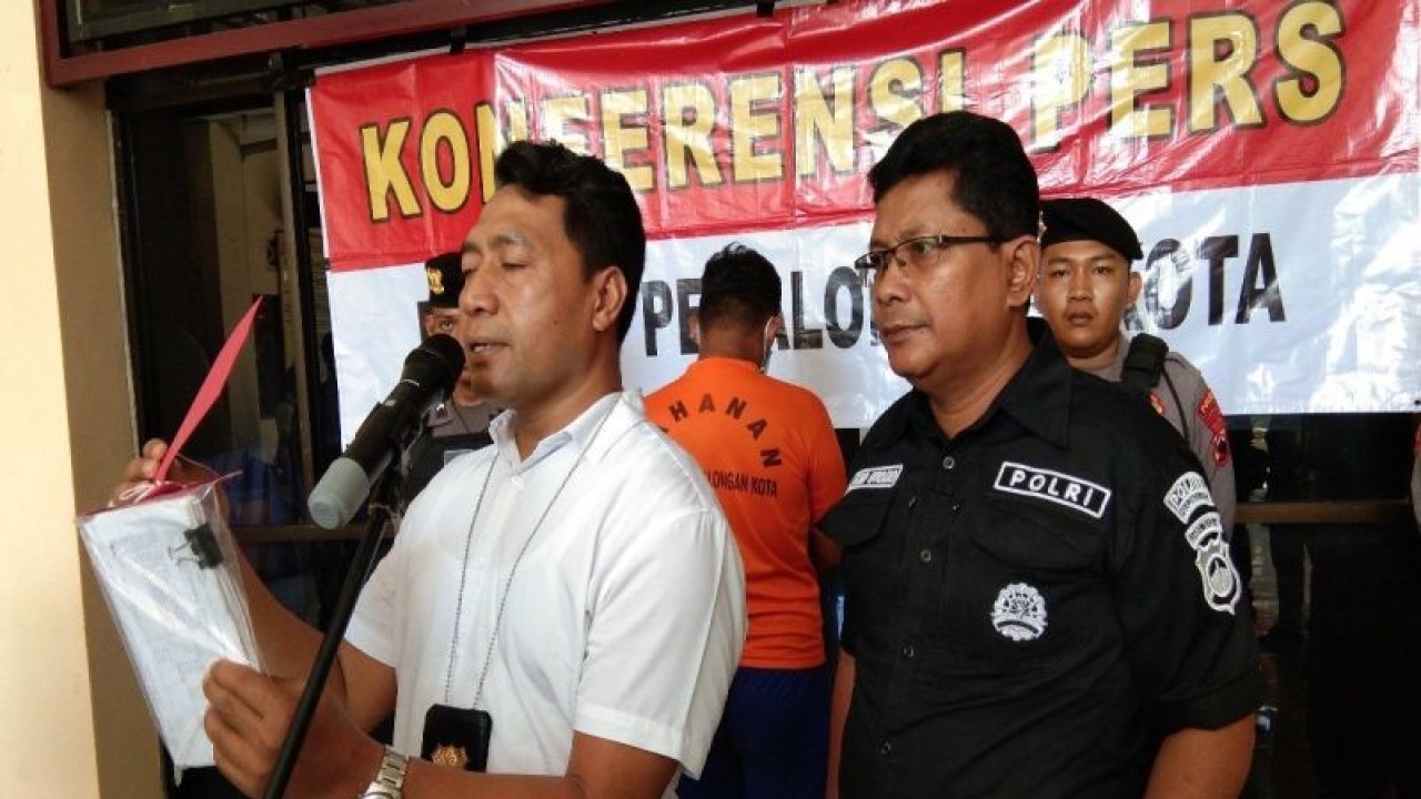 Kepala Satuan Reserse dan Kriminal Polres Pekalongan Kota AKP Sumaryono (kiri) didampingi Kasubsi Penmas Iptu Purno pada kegiatan konferensi pers di Pekalongan, Jumat (22/9/2023). ANTARA/Dokumentasi Pribadi