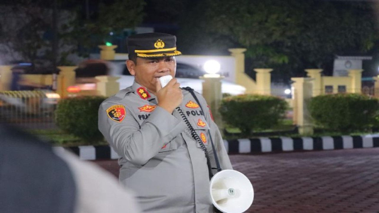 Kepala Polres Sintang, AKBP Prasetyo Wibowo, memberikan arahan saat pelaksanaan patroli malam dalam rangka mewujudkan keamanan dan ketertiban masyarakat, di Sintang, Kalimantan Barat. ANTARA/HO-Humas Polres Sintang.