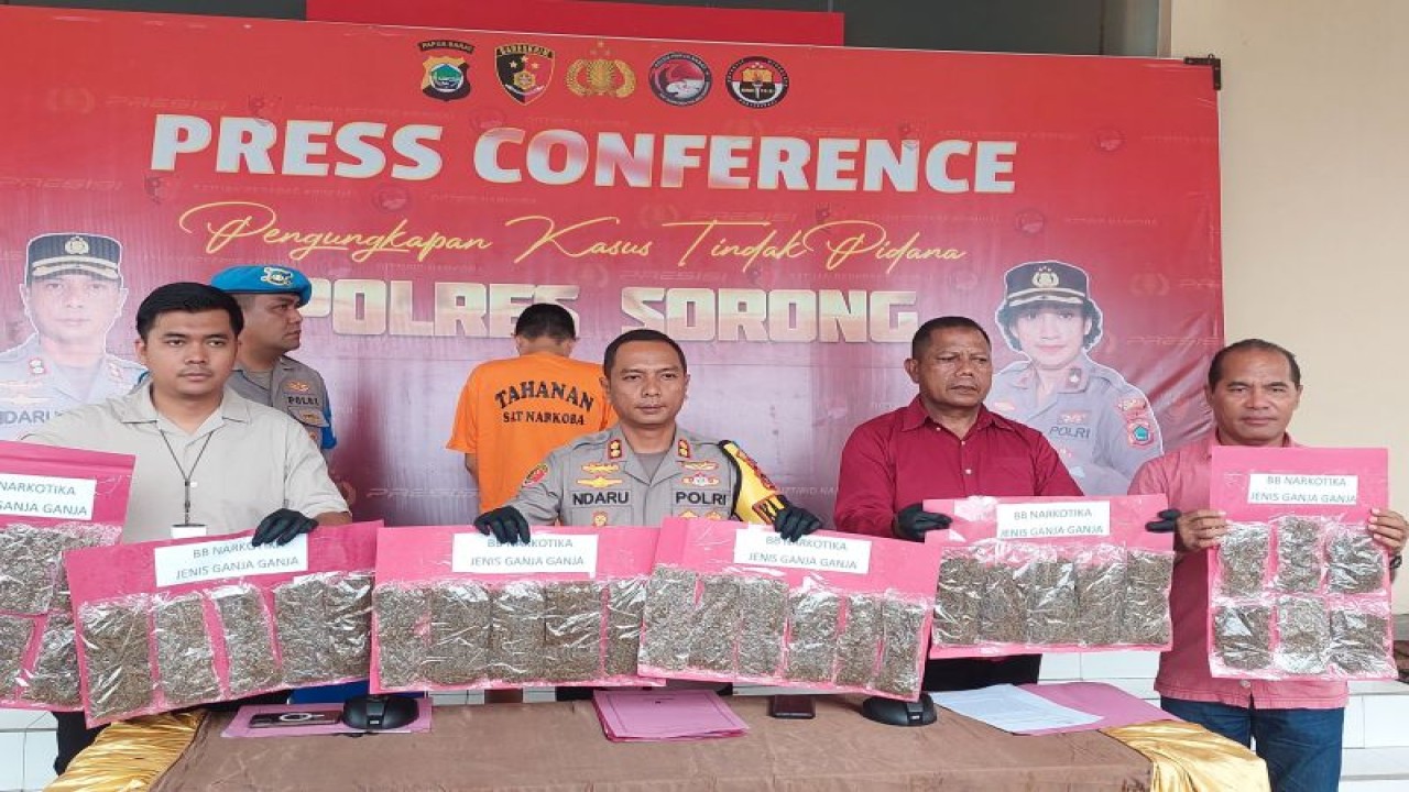 Polres Sorong mengungkapkan kasus penangkapan terhadap pengedar narkoba di Sorong, Jumat (15/9) (ANTARA/Yuvensius Lasa Banafanu)