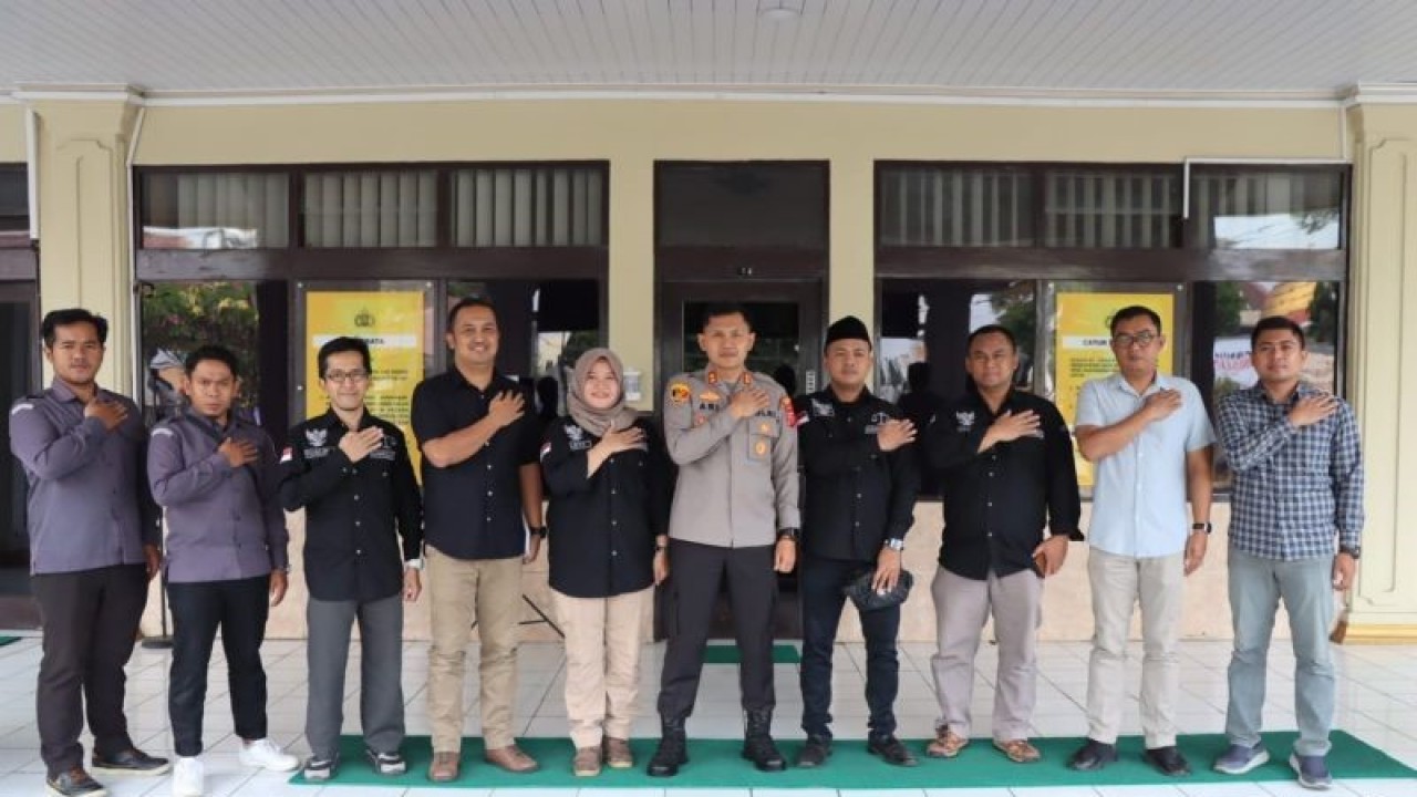 Kunjungan kerja komisioner Bawaslu Kota Sukabumi ke Mapolres Sukabumi Kota pada Selasa, (19/9) untuk membahas Sentra Gakkumdu jelang Pemilu 2024. (ANTARA/Aditya Rohman)