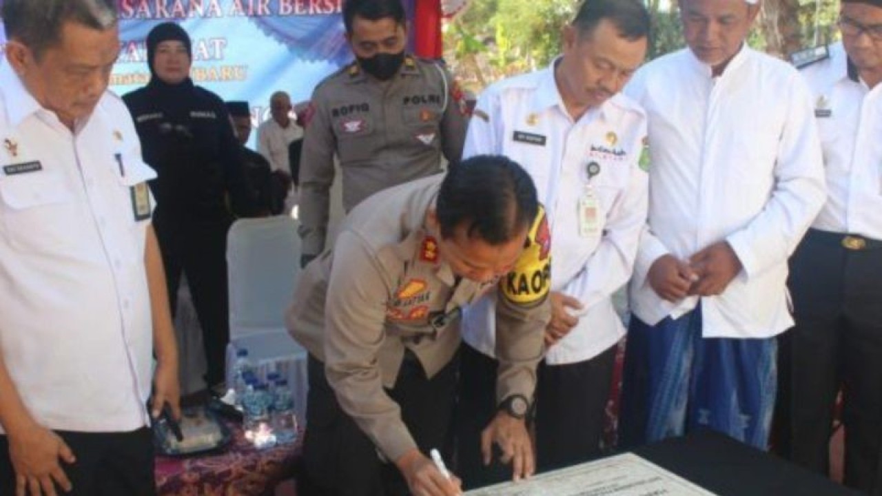 Kapolres Sumenep AKBP Edo Satya Kentriko menandatangani prasasti bantuan sumur bor di Desa Basoka, Sumenep, Rabu (13/9/2023) (ANTARA/HO-Polres Sumenep)